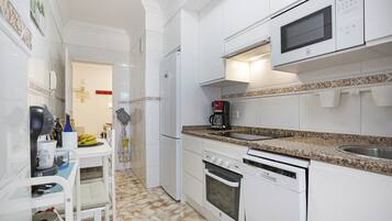 Kühlschrank, Mikrowelle, Ofen, Geschirrspüler