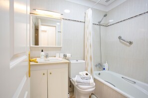 Regadera, secadora de cabello, toallas 