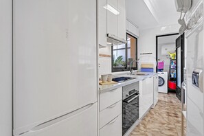 Frigorífico, microondas, horno y lavavajillas