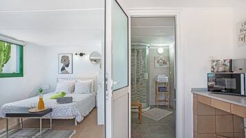 3 slaapkamers, een strijkplank/strijkijzer, gratis wifi, beddengoed