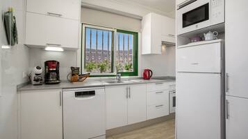 Geladeira, micro-ondas, fogão, cooktop