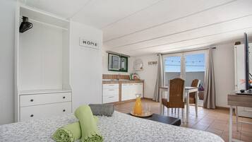 3 slaapkamers, een strijkplank/strijkijzer, gratis wifi, beddengoed