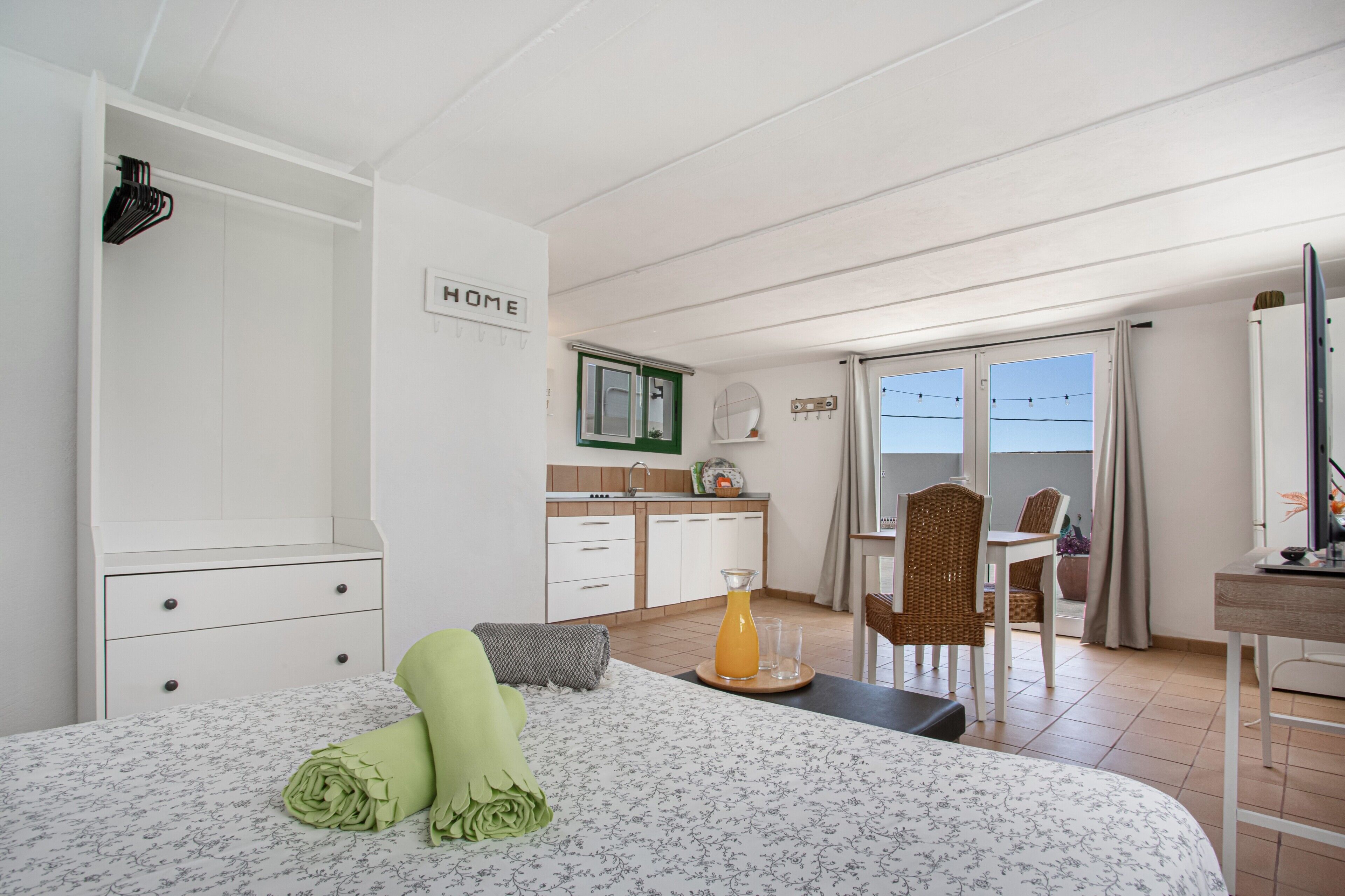 3 slaapkamers, een strijkplank/strijkijzer, gratis wifi, beddengoed