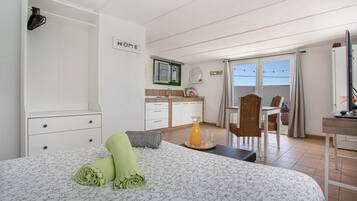 3 slaapkamers, een strijkplank/strijkijzer, gratis wifi, beddengoed