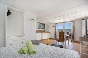 3 slaapkamers, een strijkplank/strijkijzer, gratis wifi, beddengoed