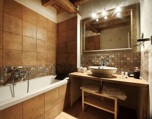 Shower, towels - Holiday Home 'Hestia' with Mountain View, Balcony and Wi-Fi (AYLLON)
