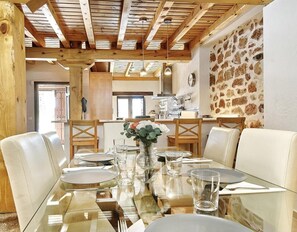 Dining - Holiday Home 'Hestia' with Mountain View, Balcony and Wi-Fi (AYLLON)