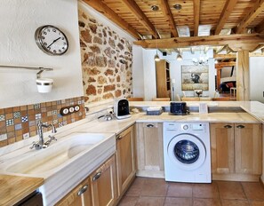 Fridge, microwave, oven, stovetop - Holiday Home 'Hestia' with Mountain View, Balcony and Wi-Fi (AYLLON)