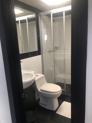 Shower, towels, soap, toilet paper - HOTEL ECOFERIA BOUTIQUE (Bogotá)