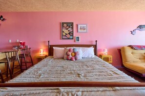 Iron/ironing board, WiFi, bed sheets - Groovy Oceanfront Suite - Top Floor - Pool and Sauna - Sleeps 4! (Lincoln City)