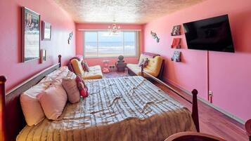 Tabla de planchar con plancha, wifi y ropa de cama