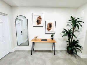 Interior - Beautiful 3 Bedroom 3 Bath Home w/ Pool Access (Fort Lauderdale)