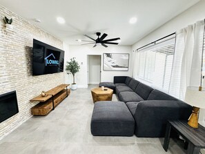 TV - Beautiful 3 Bedroom 3 Bath Home w/ Pool Access (Fort Lauderdale)