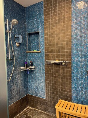 Een douche, een bubbelbad, handdoeken, zeep