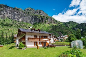 Exterior - Studio Apartment 'Appartamento Monolocale 1' with Mountain View, Shared Garden and Wi-Fi (Rocca Pietore)