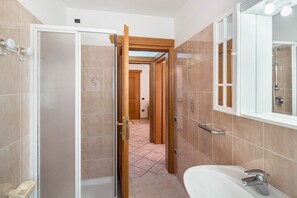 Shower, hair dryer, towels - Studio Apartment 'Appartamento Monolocale 1' with Mountain View, Shared Garden and Wi-Fi (Rocca Pietore)