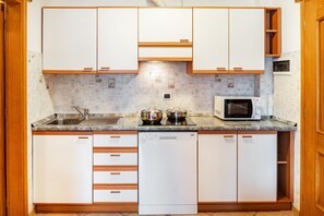 Réfrigérateur, micro-ondes, plaque de cuisson, lave-vaisselle