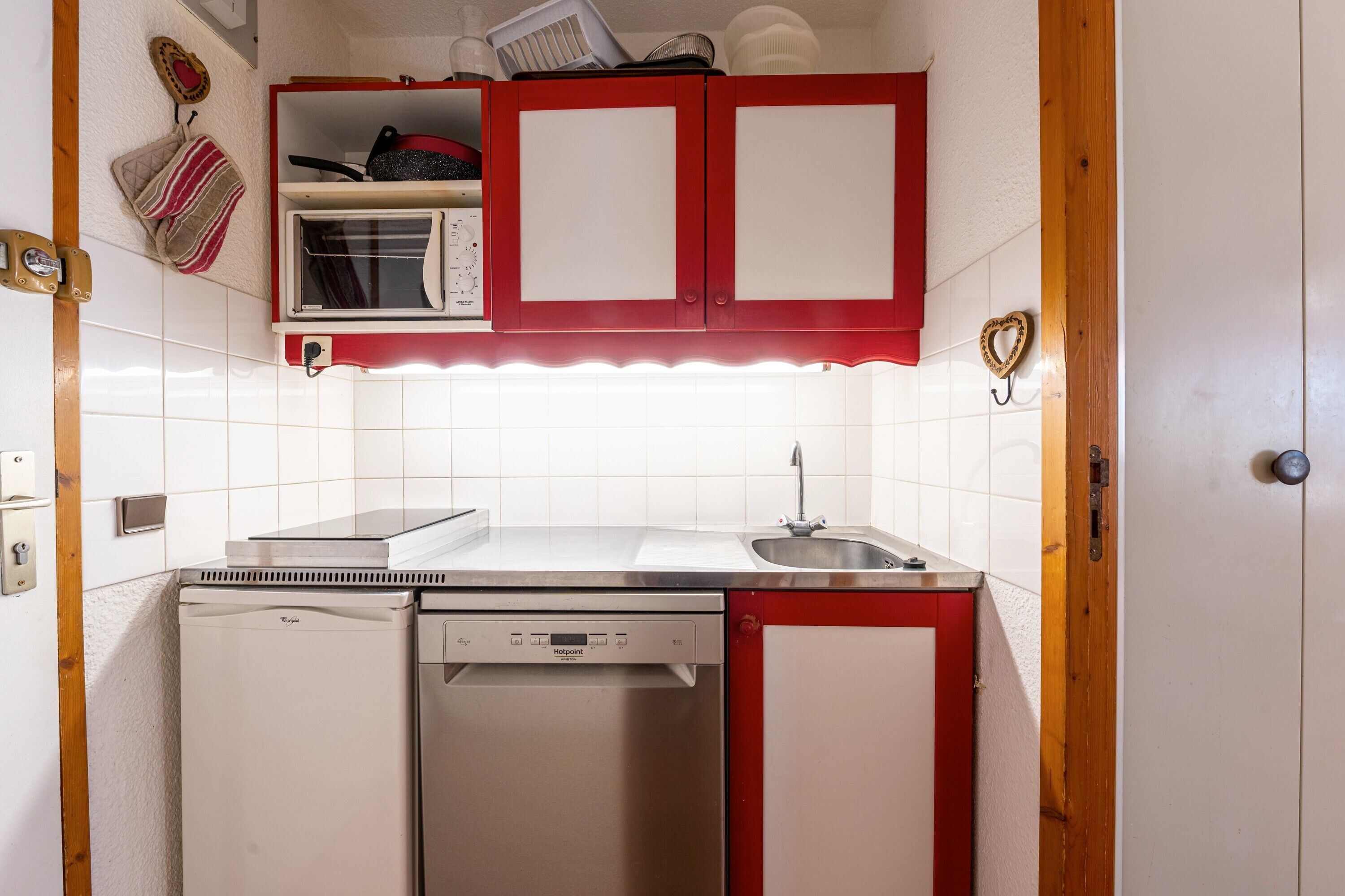 Frigorífico, microondas, horno y placa de cocina