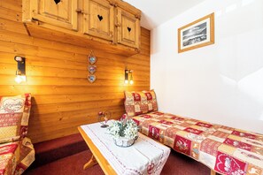 2 habitaciones y tabla de planchar con plancha