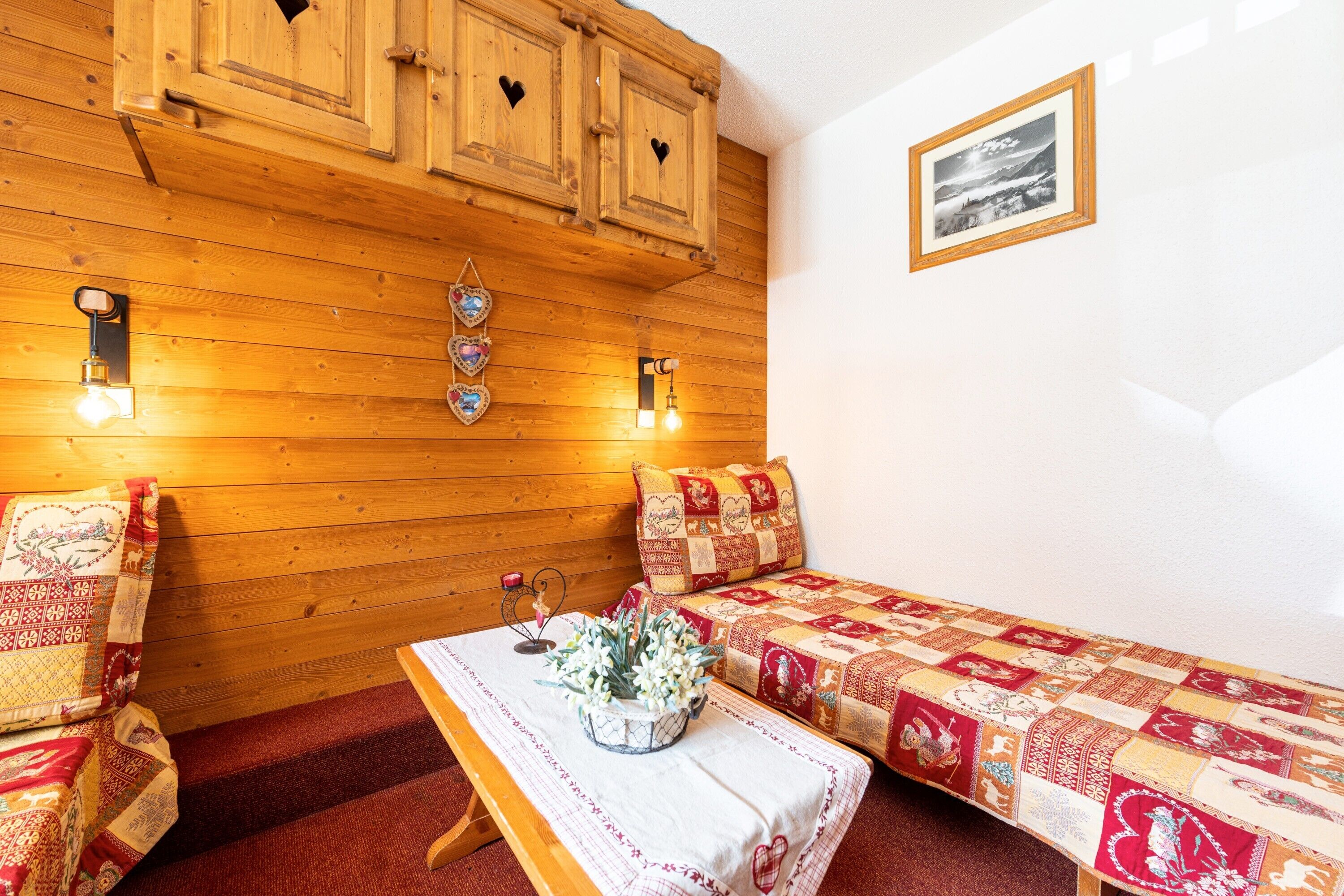 2 dormitorios y tabla de planchar con plancha