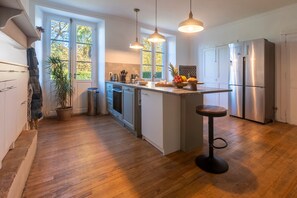 Kühlschrank, Mikrowelle, Ofen, Herdplatte