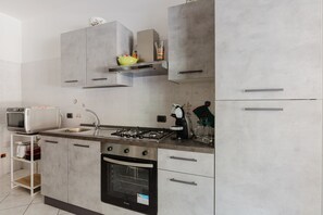 Fridge, microwave, oven, stovetop - Apartment 'Casa Sophie' with Private Garden, Wi-Fi and Air Conditioning (Oristano)