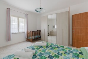 2 chambres, fer et planche à repasser, Wi-Fi gratuit, draps fournis