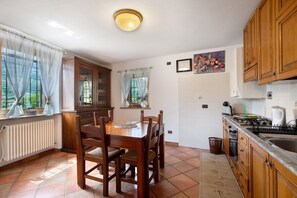 Fridge, microwave, oven, stovetop - Apartment 'La Casa Di Pasky' with Mountain View, Shared Garden and Wi-Fi (Roisan)