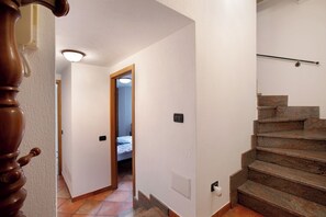 Interior - Apartment 'La Casa Di Pasky' with Mountain View, Shared Garden and Wi-Fi (Roisan)