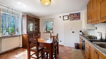 Een koelkast, een magnetron, een oven, een kookplaat