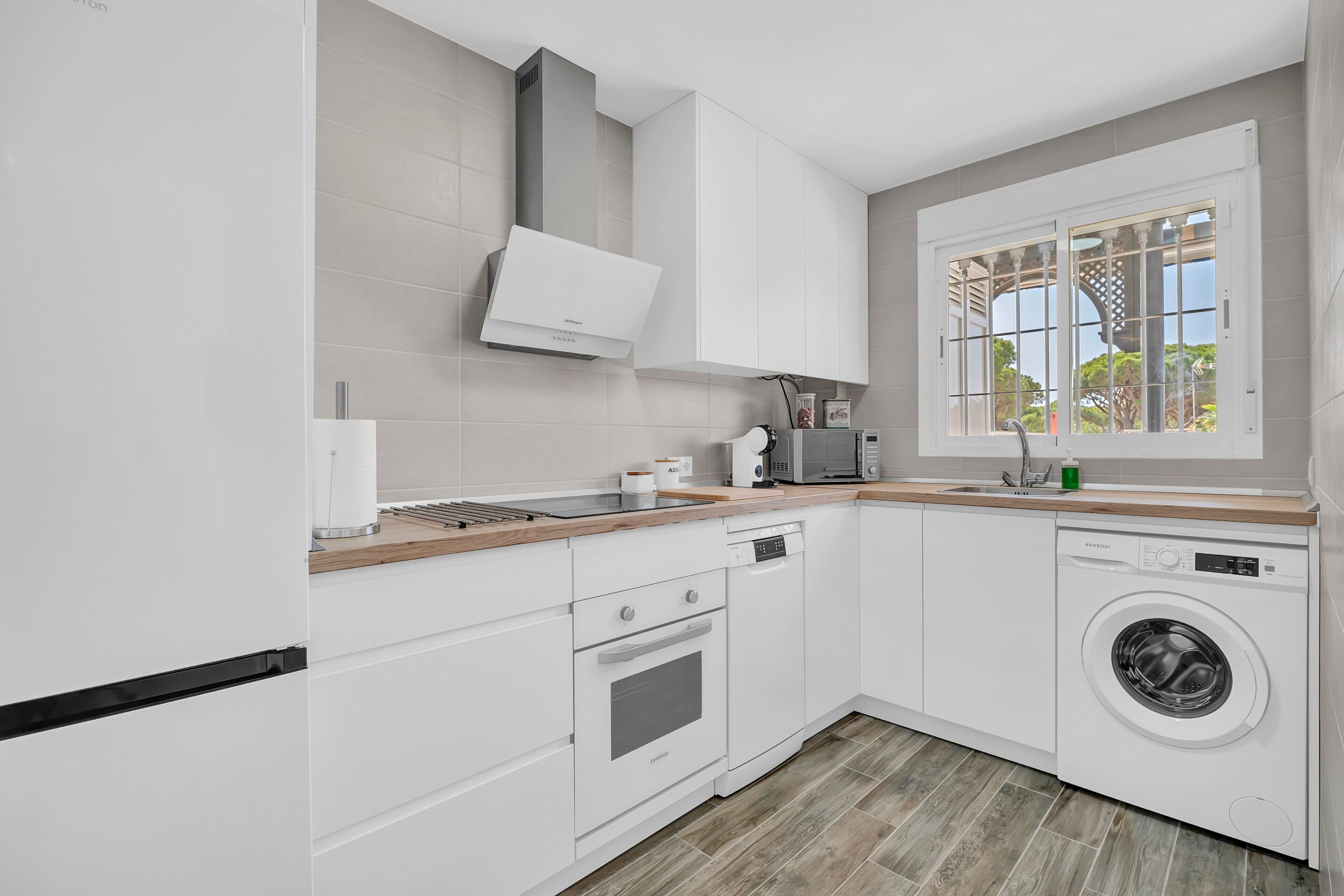 Frigorifero, microonde, forno, piano cottura