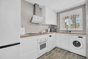 Kühlschrank, Mikrowelle, Ofen, Herdplatte