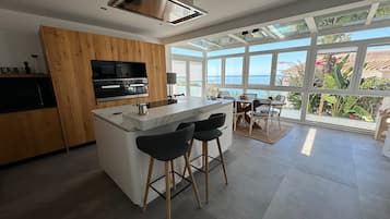 Een koelkast, een magnetron, een oven, een kookplaat