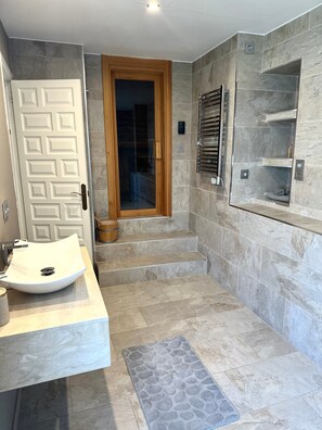 Shower, hair dryer, towels - Villa 'Family  Burriana Beach' with Private Pool, Wi-Fi and Air Conditioning (Nerja)