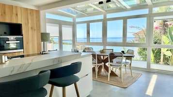 Køleskab, mikrobølgeovn, ovn, kogeplade