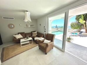 Televisión y chimenea 