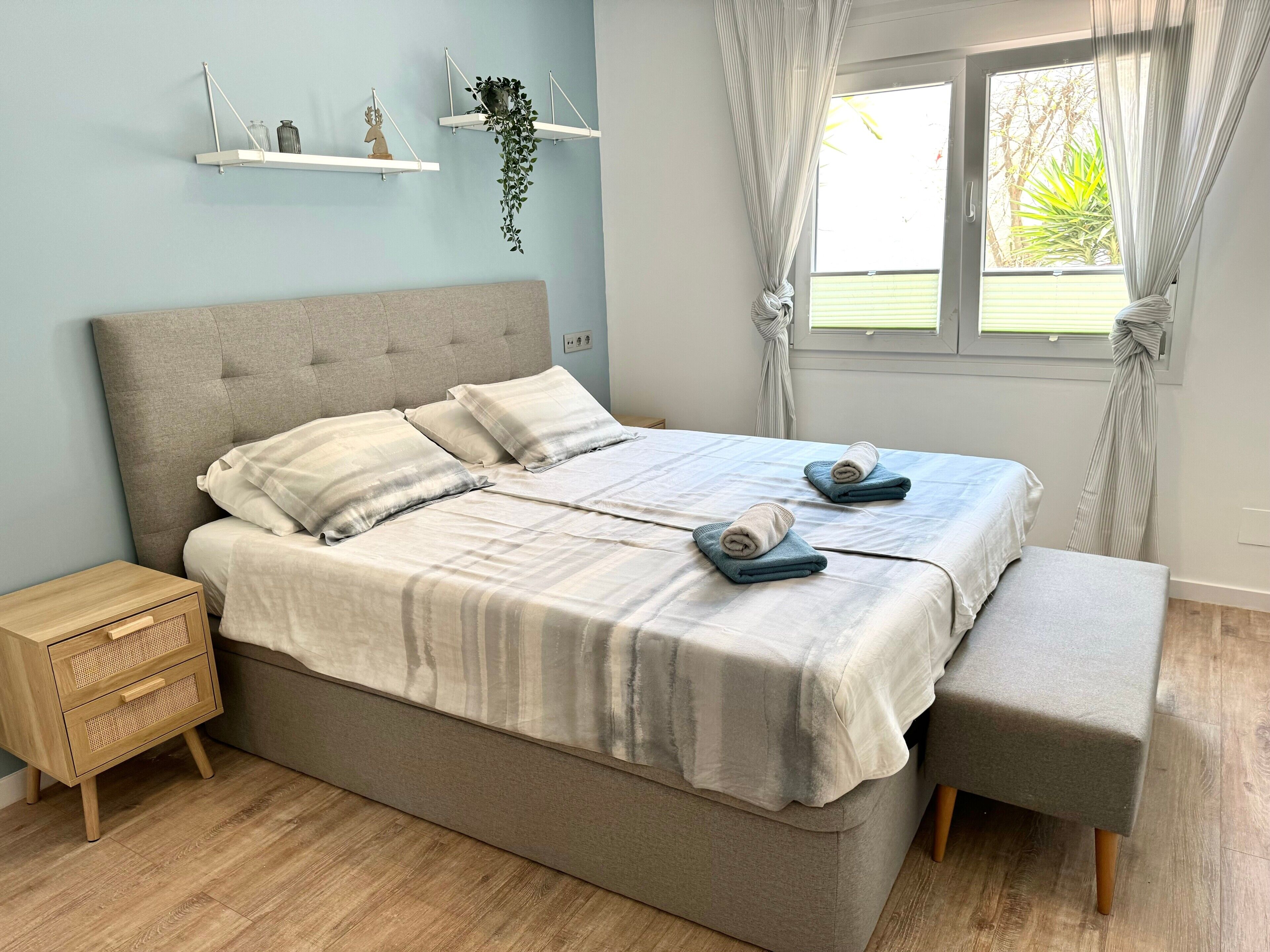 4 slaapkamers, een strijkplank/strijkijzer, gratis wifi, beddengoed