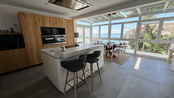 Refrigerador, microondas, horno y parrilla de estufa