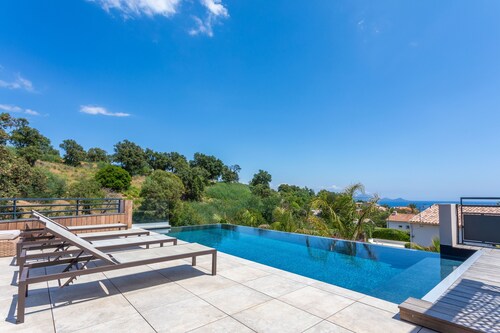 Villa 'Belenos Piscine Vue Mer' with Sea View, Wi-Fi and Air Conditioning