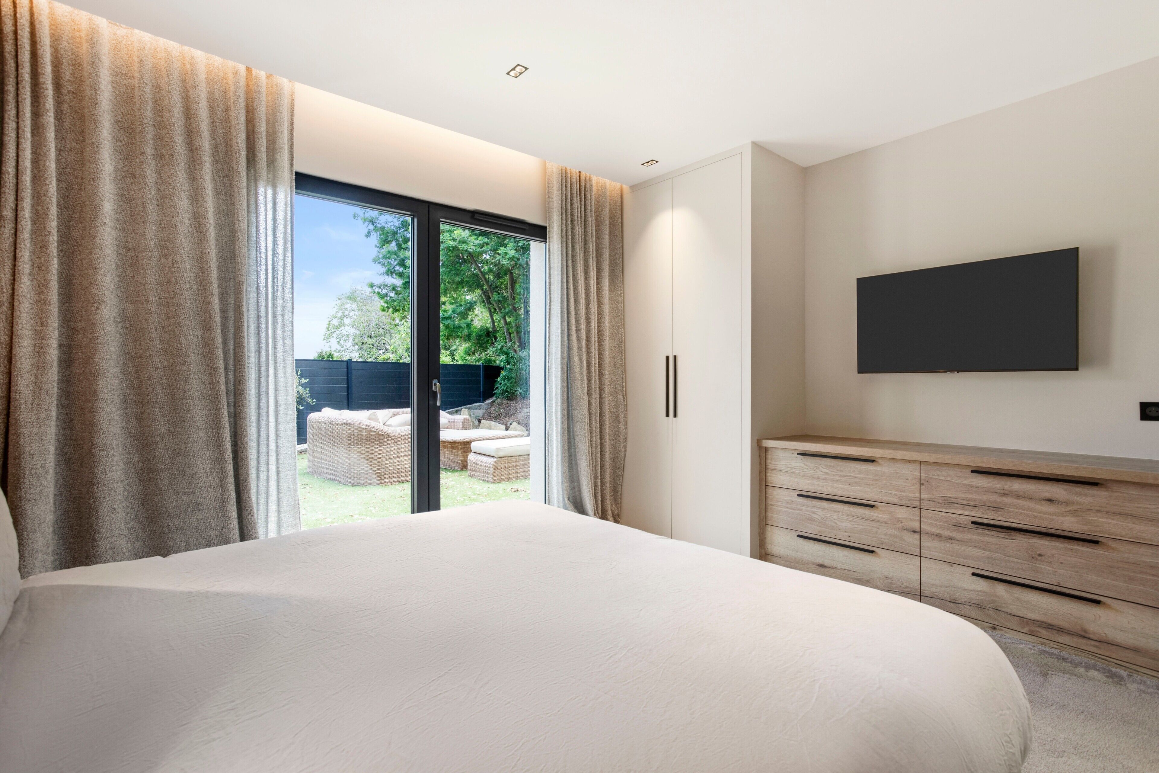 5 bedrooms, desk, iron/ironing board, free WiFi