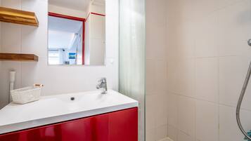 Dusche, kostenlose Toilettenartikel, Haartrockner, HandtĂŒcher