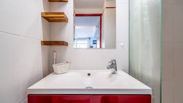 Dusche, Haartrockner, HandtĂŒcher