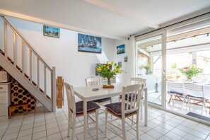 Dining - Villa '38m2 Proche De La Mer' with Private Terrace and Air Conditioning (Gruissan)