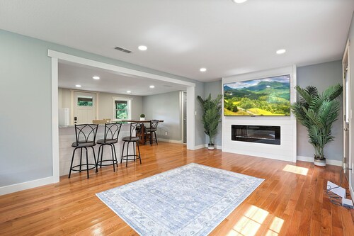 Country Escape in Hocking Hills- Great location! 