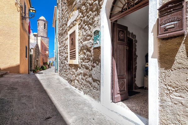 Exterior detail - Apartment 'Magic Sea View Borgo Castelsardo' with Sea View, Balcony and Air Conditioning (Castelsardo)