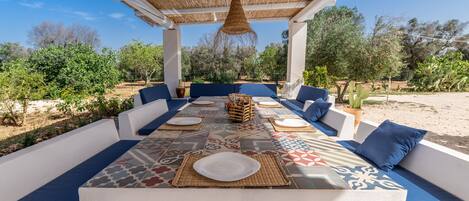 تناول الطعام بالخارج