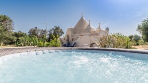 Una piscina con un edificio blanco al fondo.