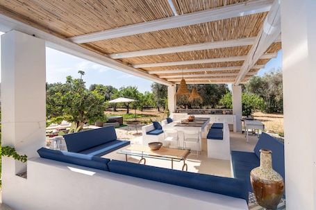 Ristorazione all'aperto. Casa Vacanze 'Il Trullo Di Mariangela' con giardino privato, Wi-Fi e aria condizionata