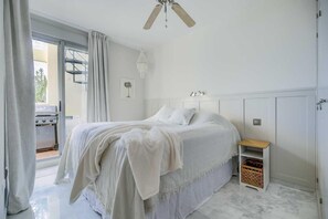 2 bedrooms, free WiFi, bed sheets - Apartment 'Sea View Paradize' with Sea View, Wi-Fi and Air Conditioning (Fuengirola)