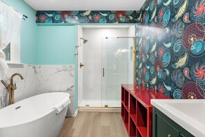 Een douche, een haardroger, handdoeken, toiletpapier